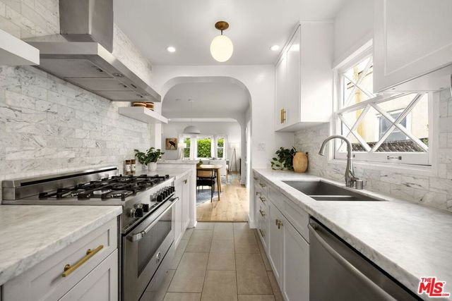 911 Superba Avenue, Venice, CA 90291