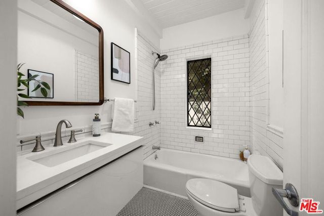 911 Superba Avenue, Venice, CA 90291