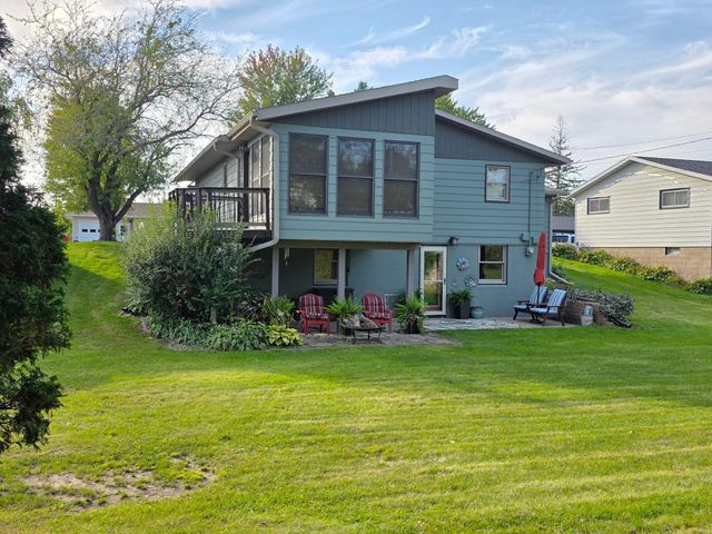 445 6th Street SW, Plainview, MN 55964