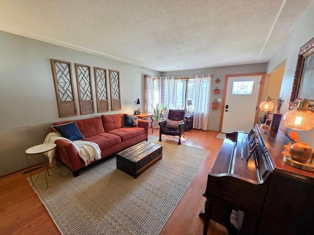 445 6th Street SW, Plainview, MN 55964