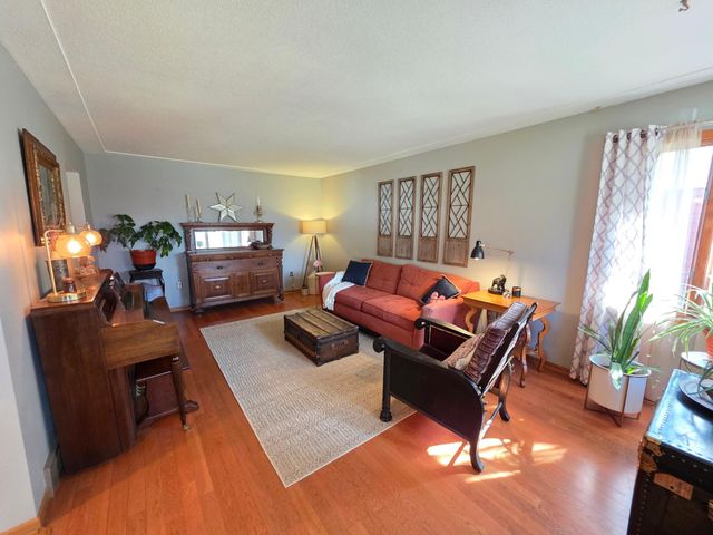 445 6th Street SW, Plainview, MN 55964