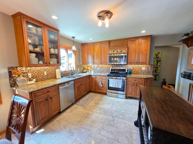 445 6th Street SW, Plainview, MN 55964