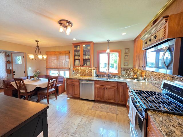 445 6th Street SW, Plainview, MN 55964