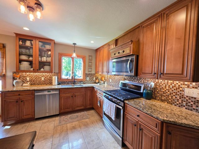 445 6th Street SW, Plainview, MN 55964