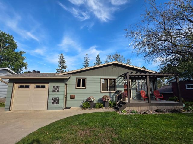 445 6th Street SW, Plainview, MN 55964