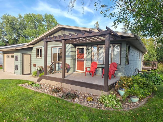 445 6th Street SW, Plainview, MN 55964