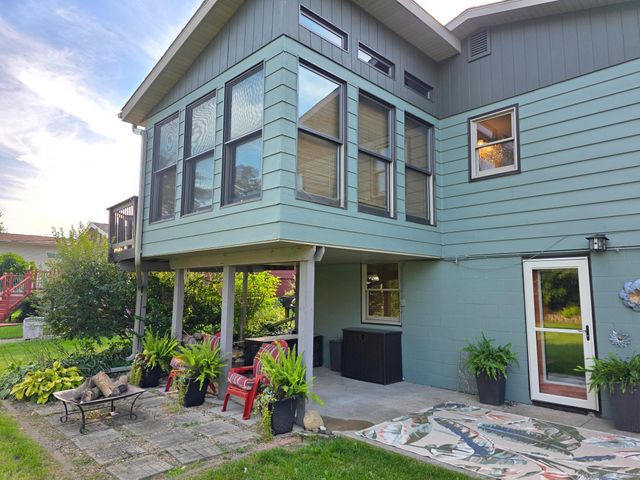 445 6th Street SW, Plainview, MN 55964