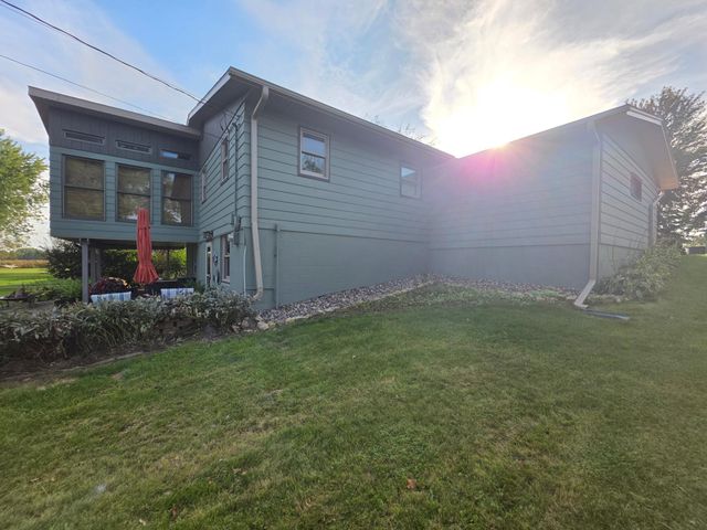 445 6th Street SW, Plainview, MN 55964