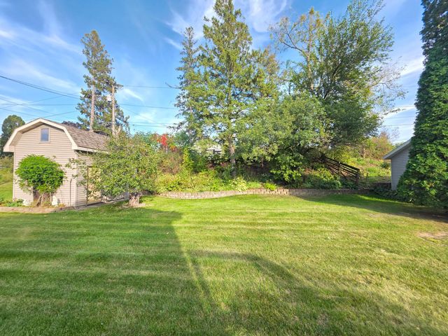 445 6th Street SW, Plainview, MN 55964