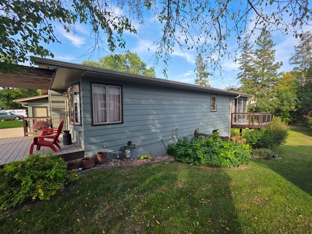 445 6th Street SW, Plainview, MN 55964