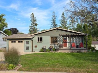 445 6th Street SW, Plainview, MN 55964