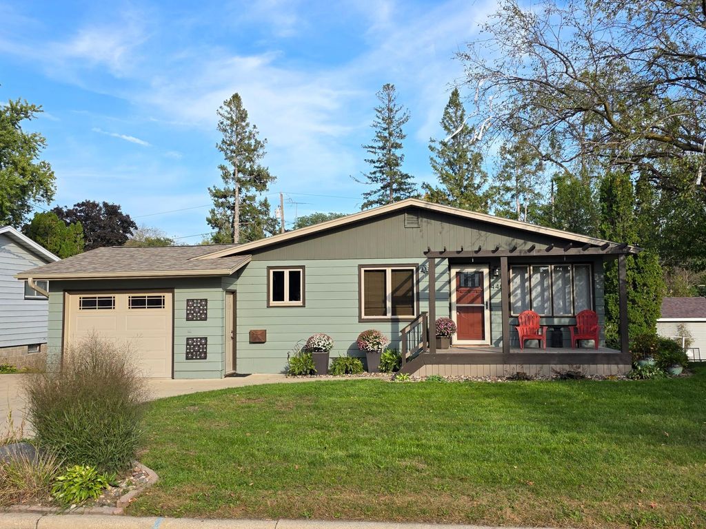 445 6th Street SW, Plainview, MN 55964