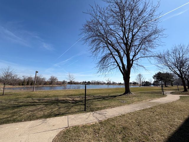 5 Echo Court 12, Vernon Hills, IL 60061