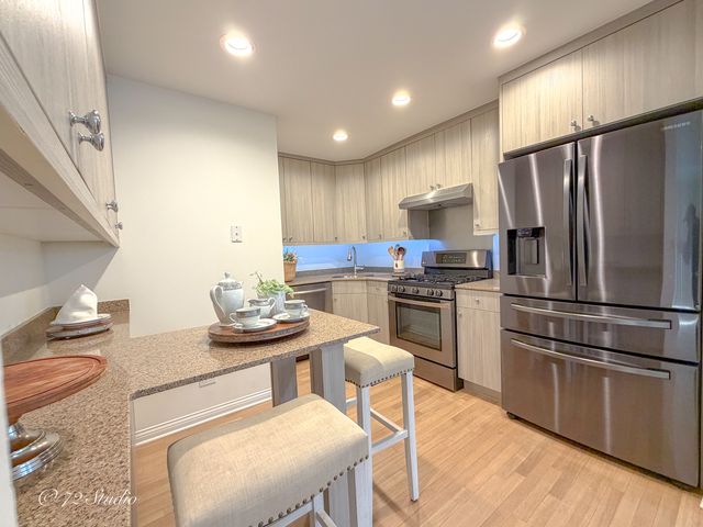 5 Echo Court 12, Vernon Hills, IL 60061