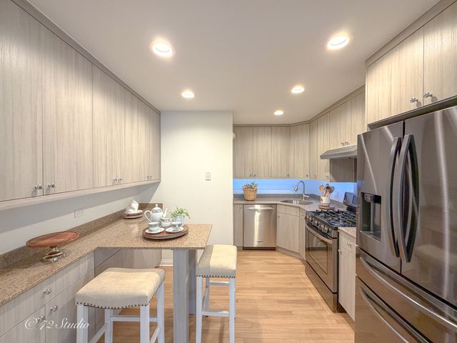 5 Echo Court 12, Vernon Hills, IL 60061