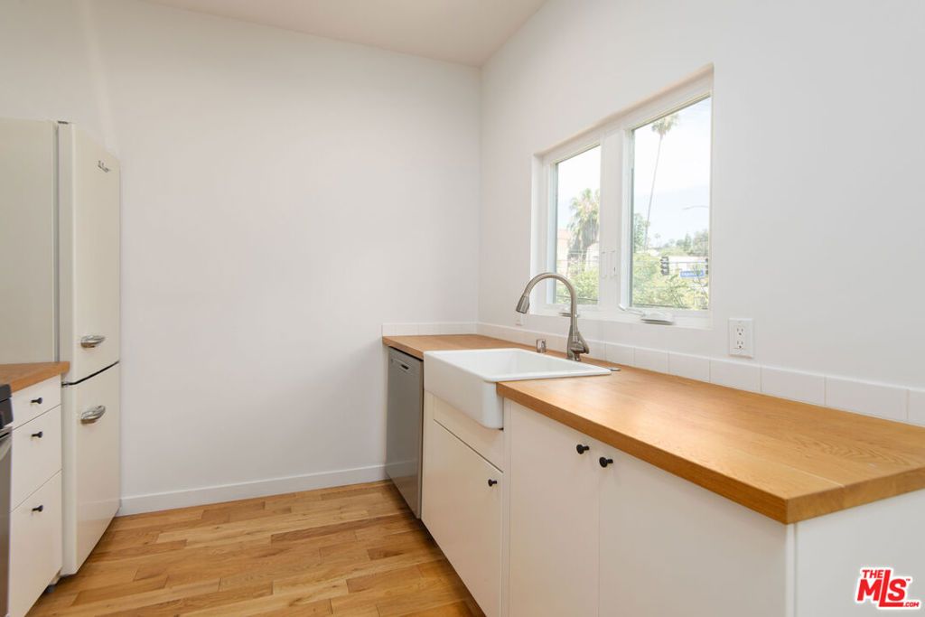 3700 W Sunset Boulevard 3, Los Angeles, CA 90026