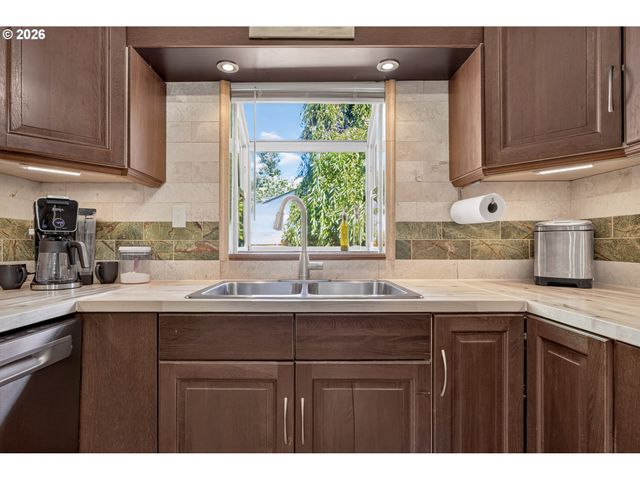 7511 Se HARMONY Rd, Milwaukie, OR 97222