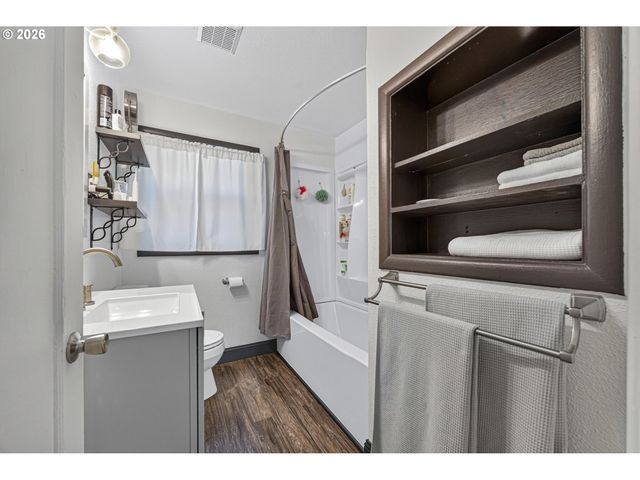 7511 Se HARMONY Rd, Milwaukie, OR 97222