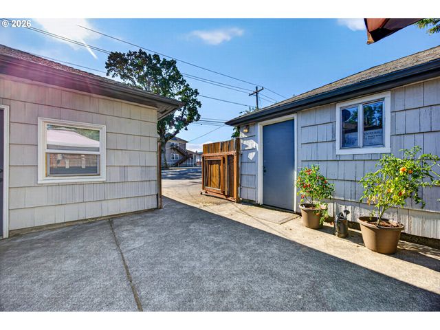7511 Se HARMONY Rd, Milwaukie, OR 97222