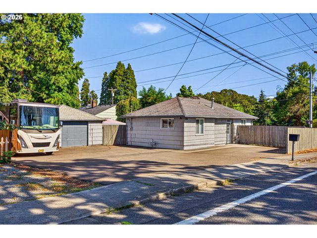 7511 Se HARMONY Rd, Milwaukie, OR 97222