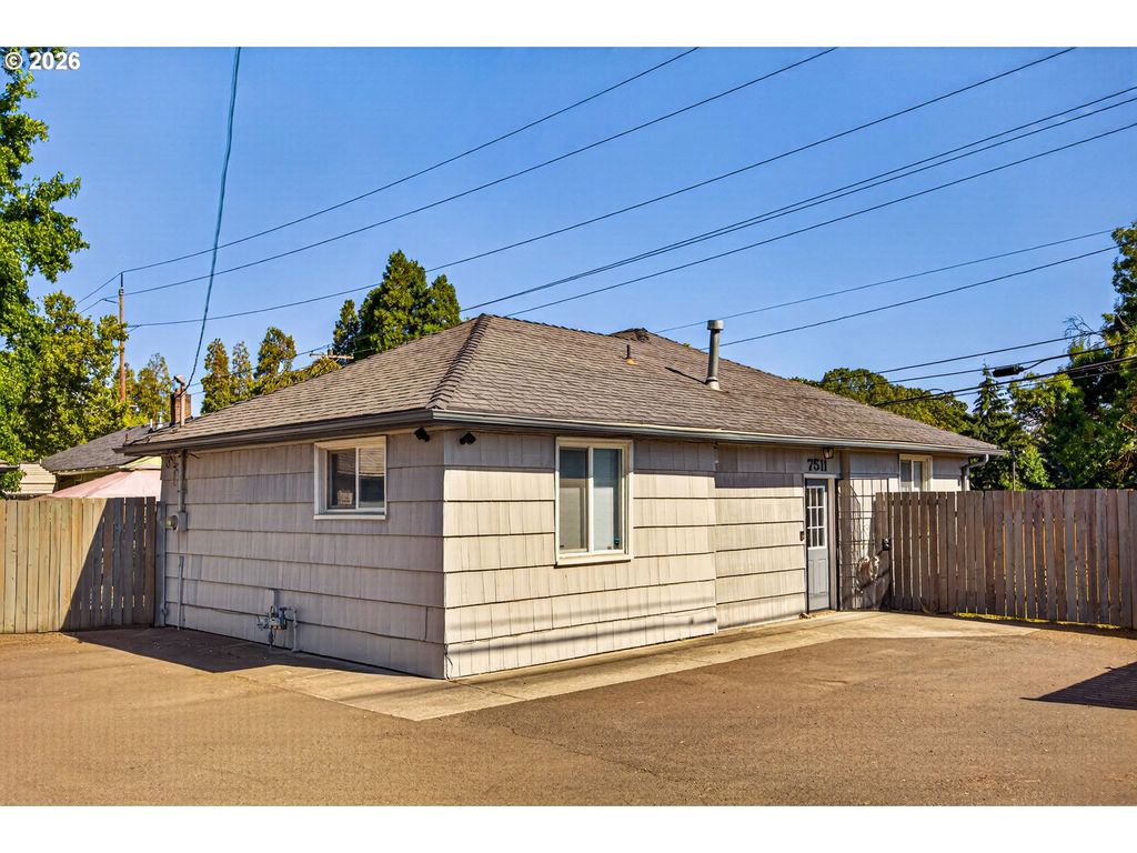 7511 Se HARMONY Rd, Milwaukie, OR 97222