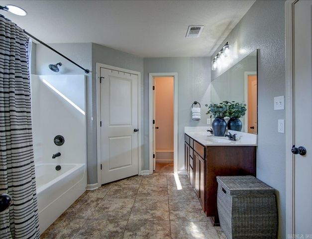 155 Cambridge Dr, Hot Springs, AR 71913