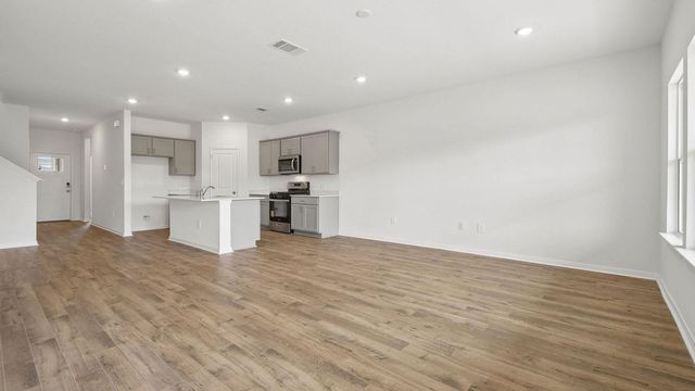 203 MUSTANG LAKE CIR, Buda, TX 78610