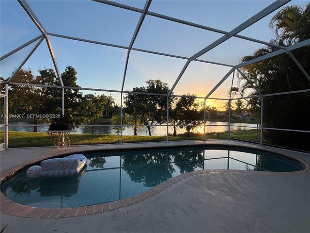 700 Verona Ct, Weston, FL 33326