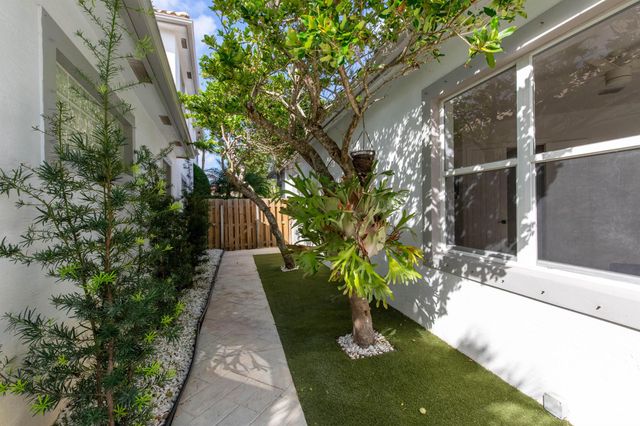 2443 Players Ct, Wellington, FL 33414