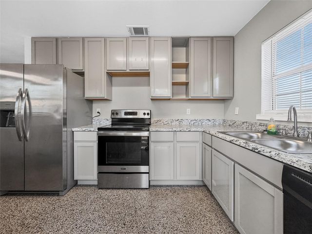 510 N BARROW AVENUE, Tavares, FL 32778