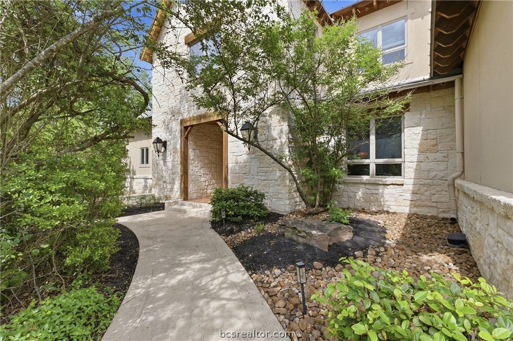 9201 Lake Forest Court N, College Station, TX 77845 — exterior