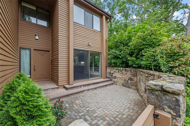16 Yale Drive 16, Manhasset, NY 11030