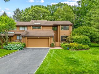 16 Yale Drive 16, Manhasset, NY 11030