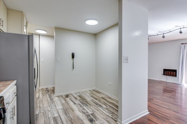 1049 W Ogden Avenue 1-112, Naperville, IL 60563