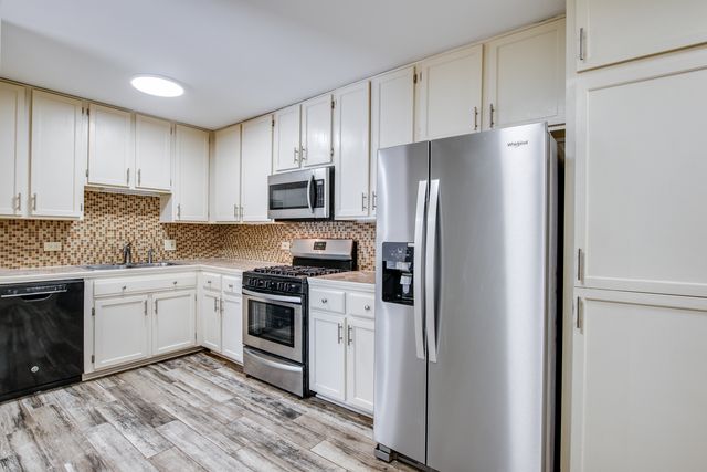 1049 W Ogden Avenue 1-112, Naperville, IL 60563