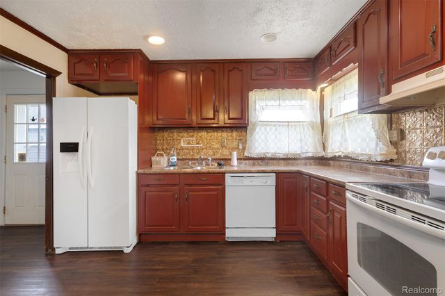 37483 Barth Street, Romulus, MI 48174
