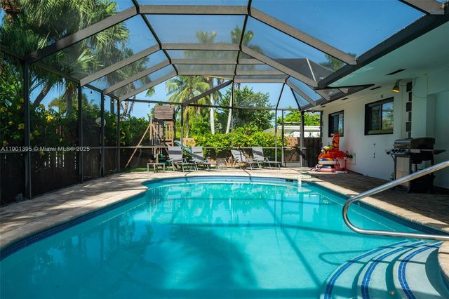 1141 N Northlake Dr, Hollywood, FL 33019