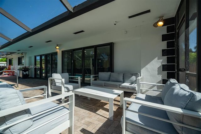 1141 N Northlake Dr, Hollywood, FL 33019