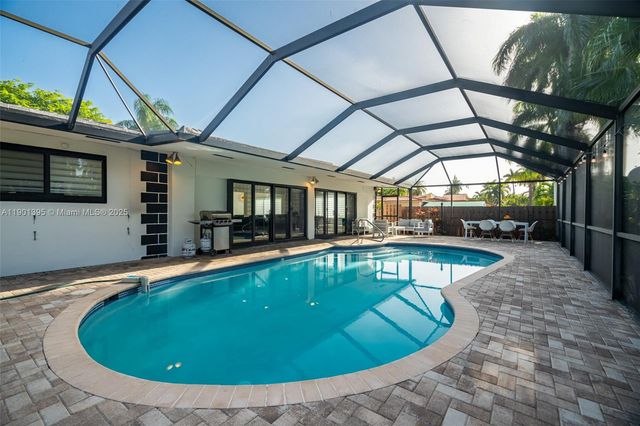 1141 N Northlake Dr, Hollywood, FL 33019