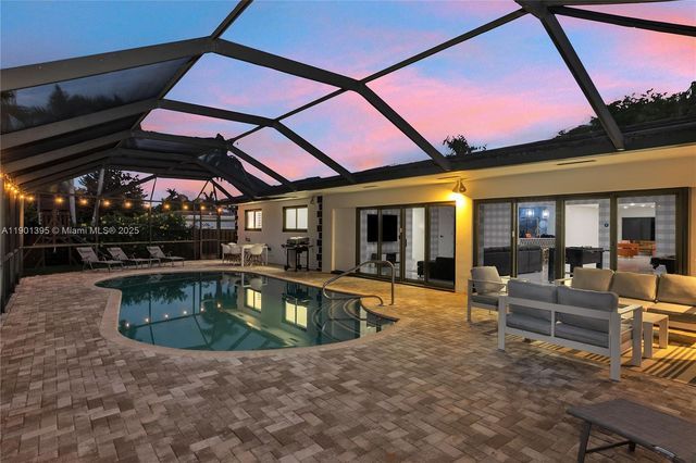 1141 N Northlake Dr, Hollywood, FL 33019