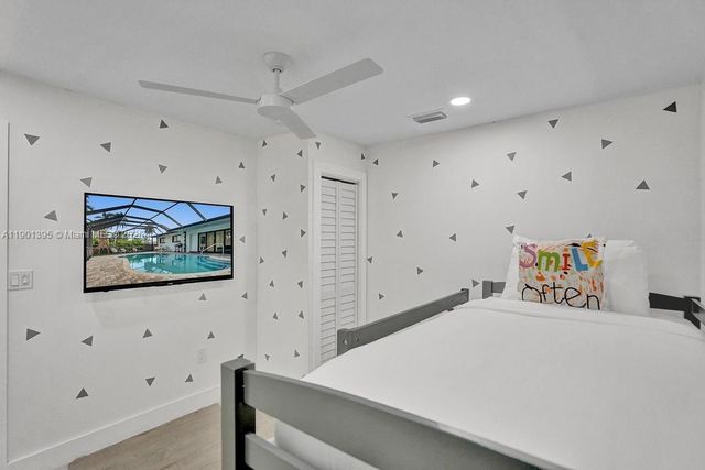 1141 N Northlake Dr, Hollywood, FL 33019