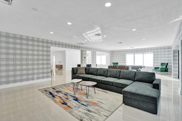 1141 N Northlake Dr, Hollywood, FL 33019