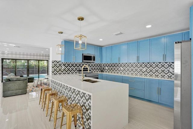 1141 N Northlake Dr, Hollywood, FL 33019