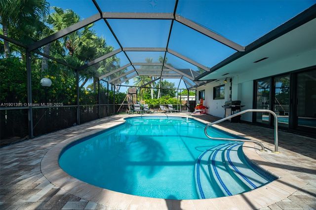 1141 N Northlake Dr, Hollywood, FL 33019