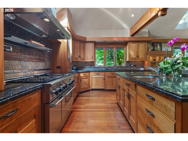 1506 S BUDDINGTON St, Portland, OR 97219