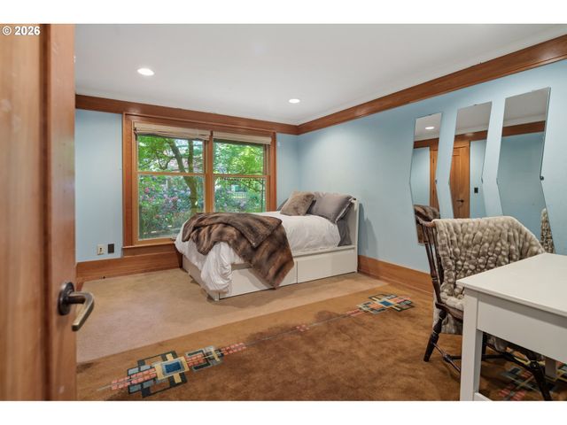 1506 S BUDDINGTON St, Portland, OR 97219