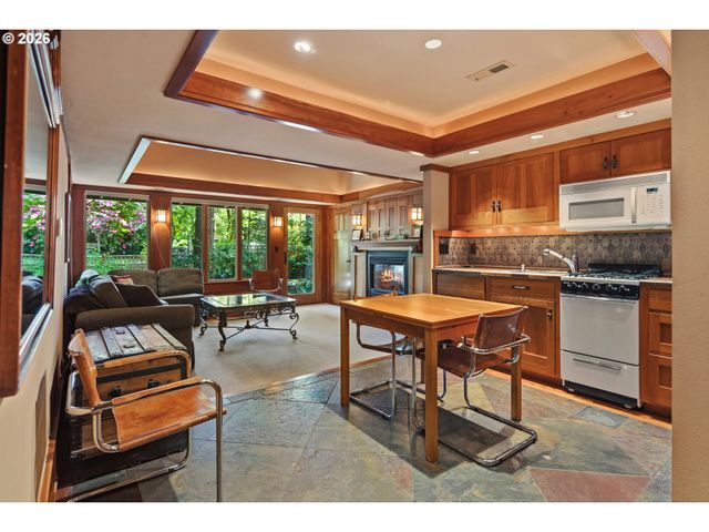 1506 S BUDDINGTON St, Portland, OR 97219