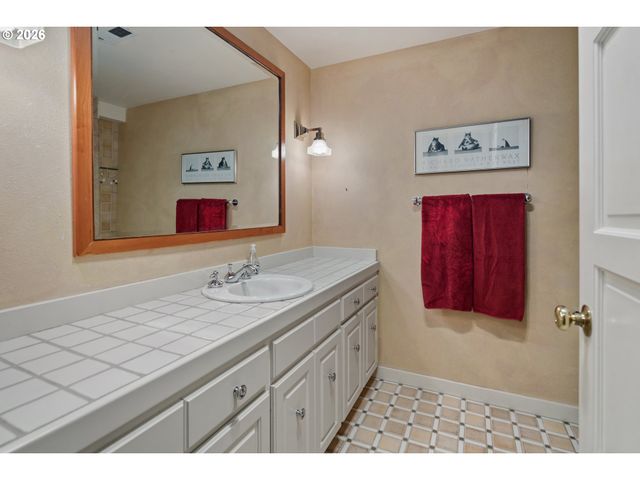 1506 S BUDDINGTON St, Portland, OR 97219