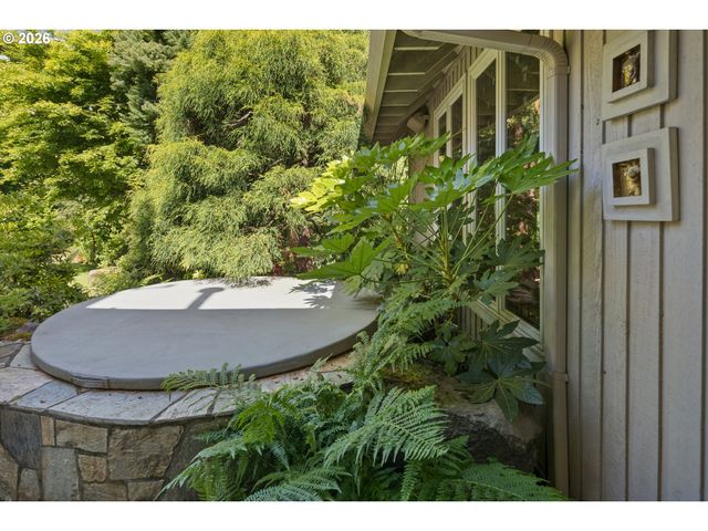 1506 S BUDDINGTON St, Portland, OR 97219