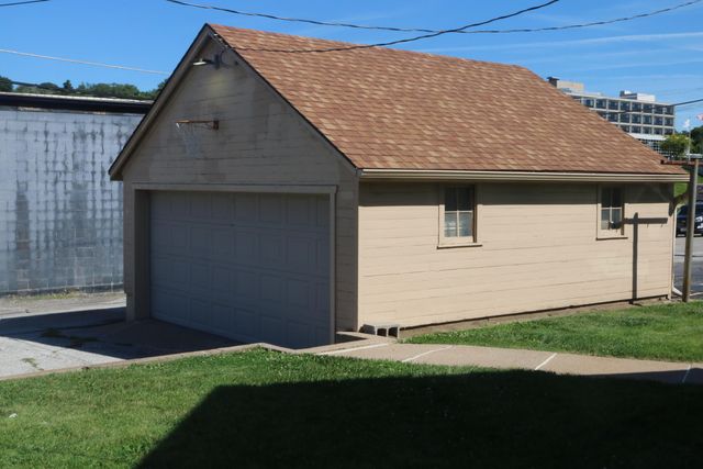 606 E PIERCE Street, Council Bluffs, IA 51503